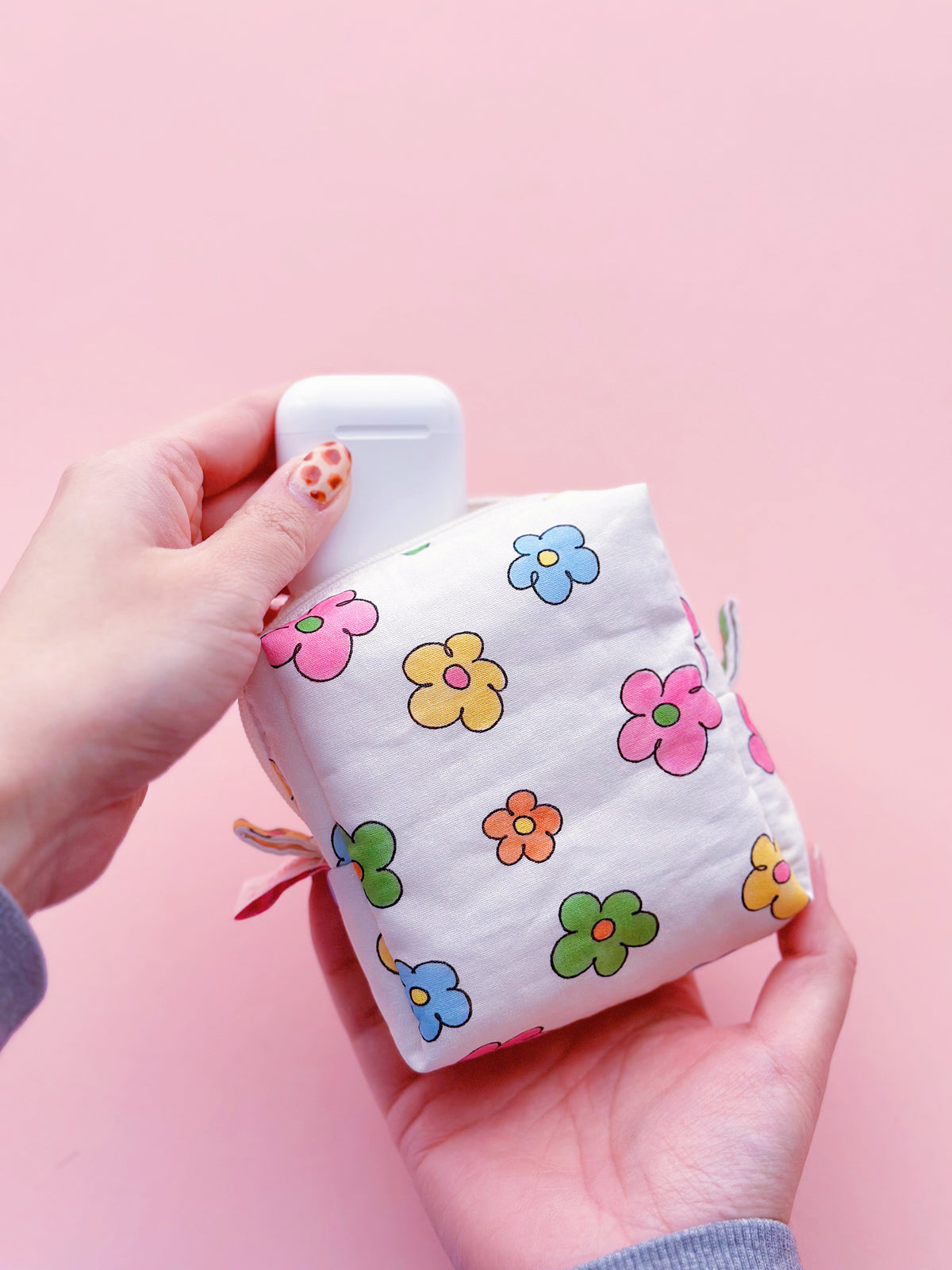 a cute colorful daisy zip up make up bag with YKK zipper