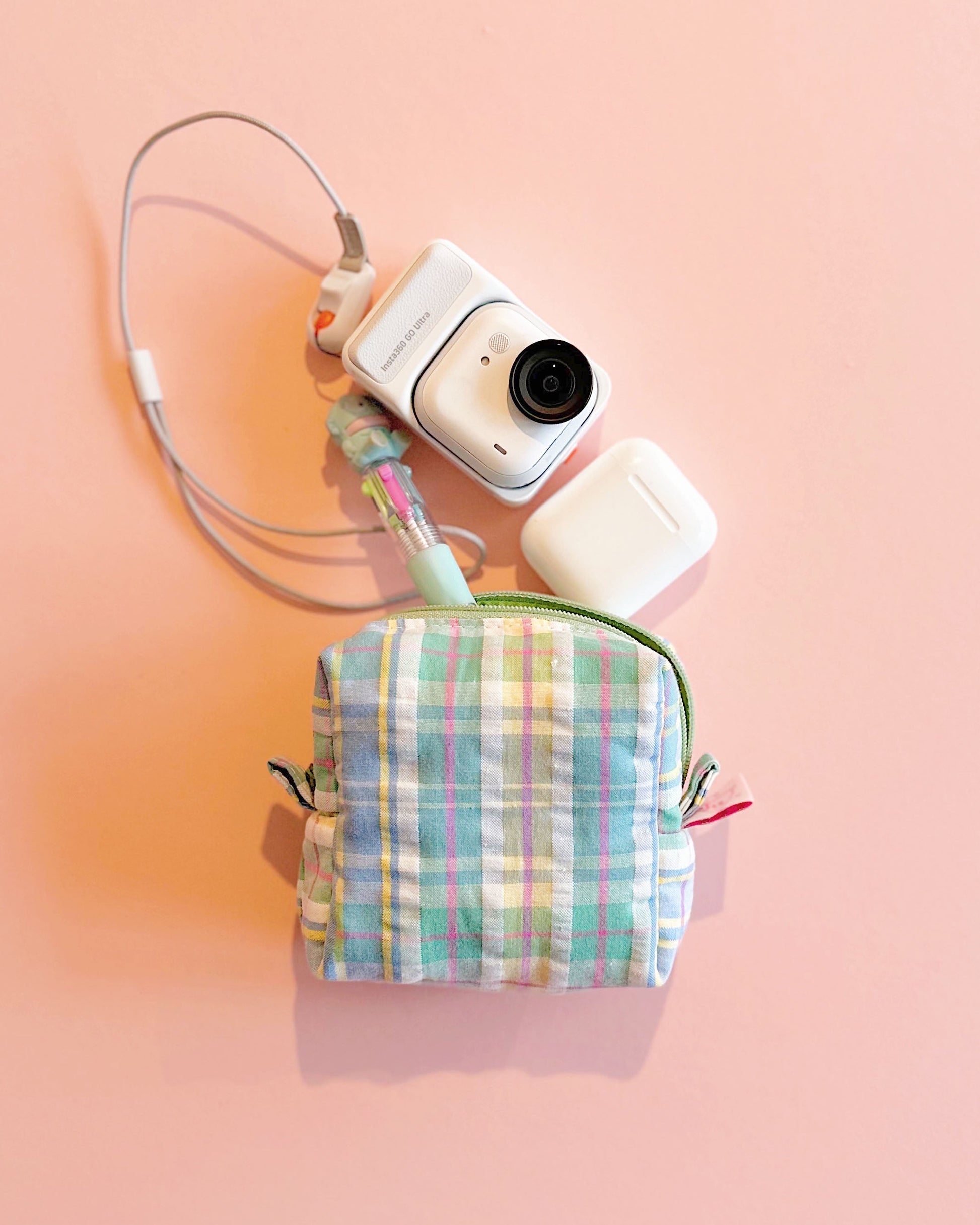 Handmade pink plaid quilted zipper pouch with cotton lining, boxy 10×10×5cm design, placed on a pastel pink background.